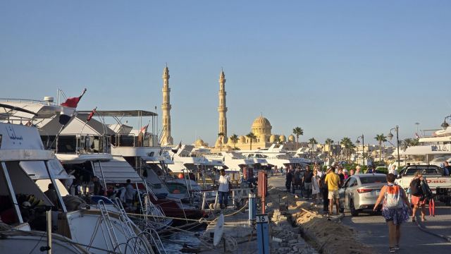 Marina i džamija u pozadini